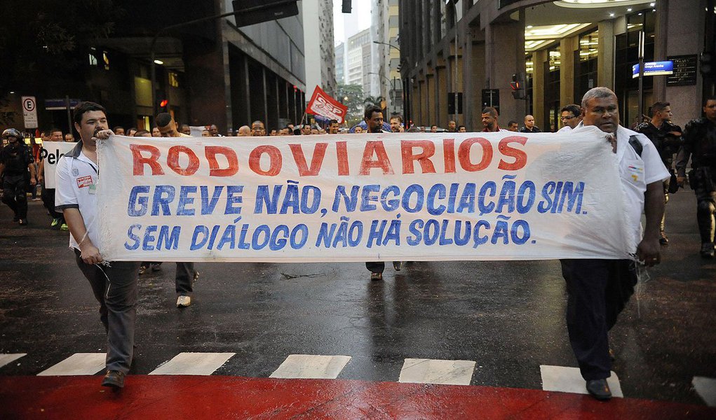 Considerando os passageiros que utilizam o ônibus como primeira condução para ir de casa ao trabalho, a estimativa é de que 888,5 mil trabalhadores do setor do comércio tenham sido afetados pela greve dos ônibus; o contingente corresponde a 44% dos cerca de 2 milhões de passageiros que sofreram consequências da interrupção da circulação dos coletivos; os dados são da Fecomércio-RJ