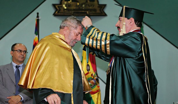 Ex-presidente Lula, que recebeu nesta quarta-feira 21 o título de doutor honoris causa da Universidade de Aquino Bolívia – Unabol, em Santa Cruz de la Sierra, ressaltou em seu discurso a construção de "políticas de inclusão e desenvolvimento" pelos dois países, "que estão permitindo reverter uma herança de injustiça e desigualdade"