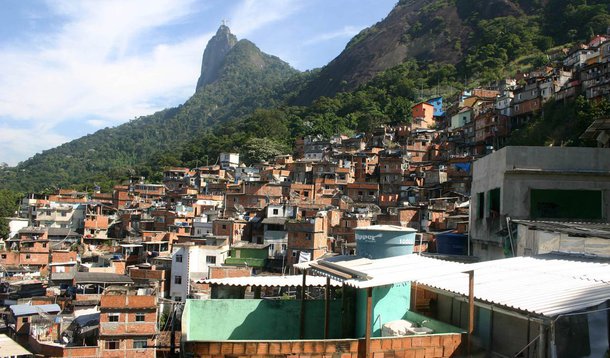 Um policial militar morreu e dois ficaram feridos durante confronto na Favela da Lagoa, em Magé, na região metropolitana do Rio; eles faziam uma operação na comunidade quando foram surpreendidos pelos criminosos e houve um intenso tiroteio; na ação, o cabo Fabio Melo da Silva foi baleado na cabeça e chegou a ser atendido no Hospital Adão Pereira Nunes, na Baixada Fluminense, mas não resistiu ao ferimento e morreu a caminho do hospital