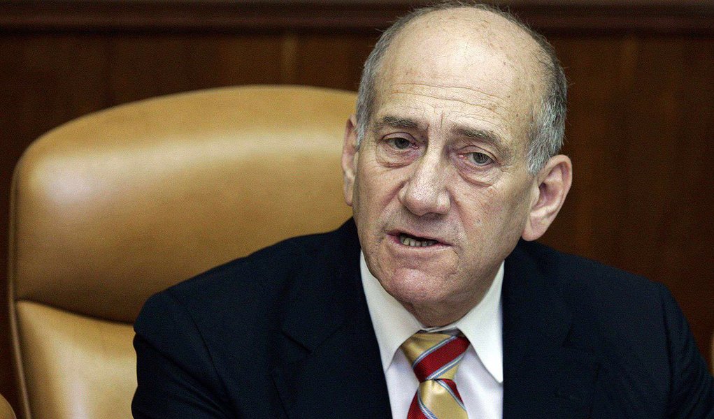Ehud Olmert foi sentenciado a seis anos de prisão nesta terça-feira por aceitar subornos em um negócio imobiliário, um crime considerado pelo juiz como equivalente a traição. Ele também foi multado em 1 milhão de shekels (US$ 289.500)