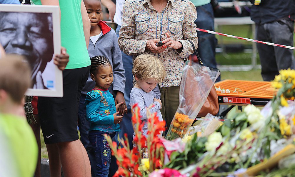 Milhares de pessoas passaram nesta quarta-feira 11 ao lado do caixão do ex-presidente sul-africano Nelson Mandela, pela primeira vez exposto ao público desde sua morte na quinta-feira; e trajeto percorrido foi longo
