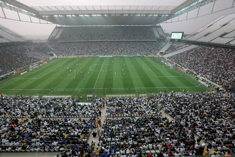 Operadoras consideram estrutura do Mané Garrincha como modelo ideal, similar ao dos Jogos Olímpicos de Londres; em São Paulo e no Paraná, empresas alertam que não haverá tempo para testes de desempenho do sistema antes dos jogos