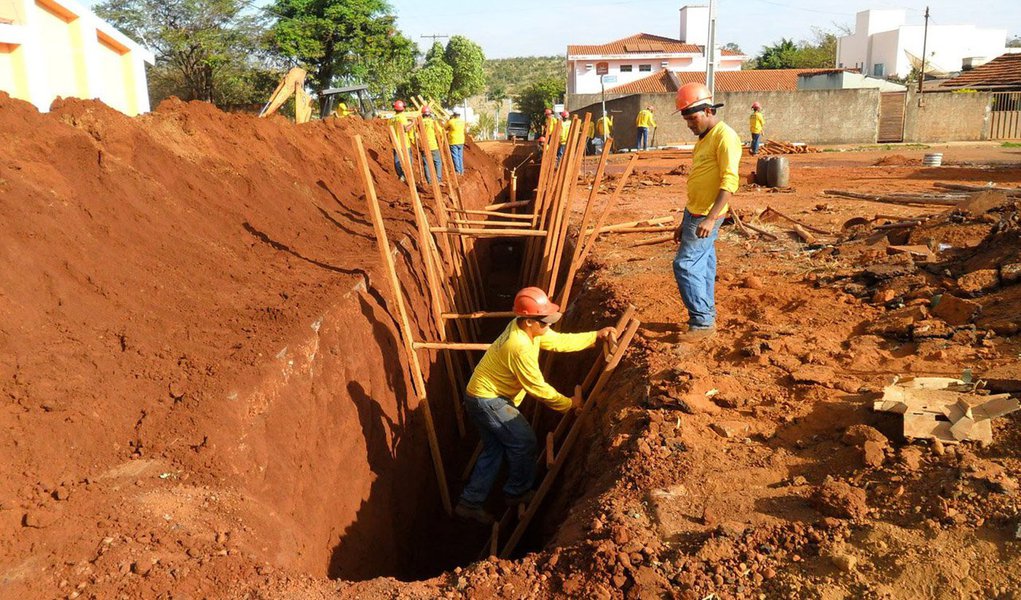 É o que aponta levantamento divulgado nesta quinta-feira 29 pelo Instituto Trata Brasil; pesquisa revela que, desse total, 23% das obras estão paralisadas, 22% atrasadas e 13% não foram iniciadas