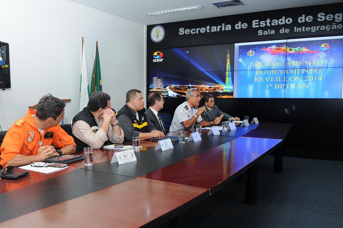 Público de mais de 200 mil pessoas é esperado na festa da virada do ano na Esplanada dos Ministérios; foi montado um esquema especial de segurança para o evento; trabalhará no local um efetivo de mil policiais militares, além de 67 bombeiros e 35 policiais civis; secretário-adjunto de Segurança Pública do DF, coronel Roberto Oliveira, detalhou o esquema de segurança em entrevista coletiva na manhã desta segunda-feira