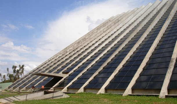 Depois de 16 anos sem reforma, o teatro será totalmente restaurado a partir do início de 2014, segundo a previsão divulgada hoje pela Secretaria de Cultura do DF; O projeto executivo da reforma, necessário pra iniciar a licitação, foi orçado em R$ 3,22 milhões