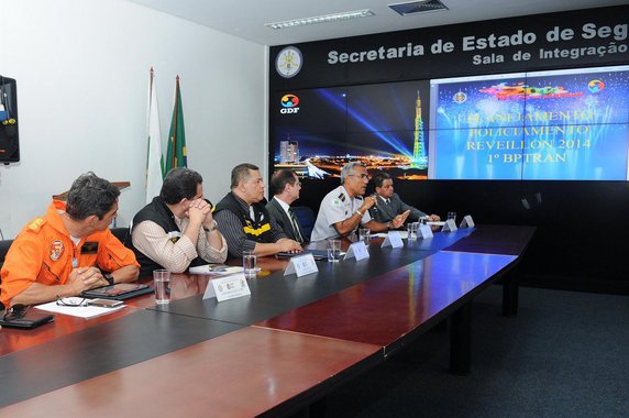 Público de mais de 200 mil pessoas é esperado na festa da virada do ano na Esplanada dos Ministérios; foi montado um esquema especial de segurança para o evento; trabalhará no local um efetivo de mil policiais militares, além de 67 bombeiros e 35 policiais civis; secretário-adjunto de Segurança Pública do DF, coronel Roberto Oliveira, detalhou o esquema de segurança em entrevista coletiva na manhã desta segunda-feira