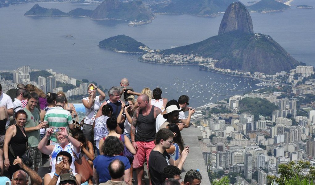 Às vésperas da Copa do Mundo, a Secretaria Municipal de Turismo informou que o Rio de Janeiro vai movimentar cerca de R$ 1 bilhão durante o evento; a prefeitura está investindo em atendimento e sinalização para que os turistas cheguem sem problemas aos locais desejados; a expectativa é que 400 mil turistas estrangeiros e 450 mil pessoas de outros estados brasileiros visitem a capital fluminense