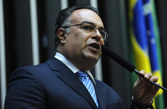 Deputado André Vargas (PT-PR) reassumiu o mandato na Câmara dos Deputados nesta quarta-feira; ele enviou à Casa o pedido de suspensão do afastamento, inicialmente previsto até 5 de junho; o parlamentar, que alegou "tratar de assuntos particulares" em abril, é alvo de processo no Conselho de Ética e Decoro Parlamentar por seu relacionamento com o doleiro Alberto Youssef