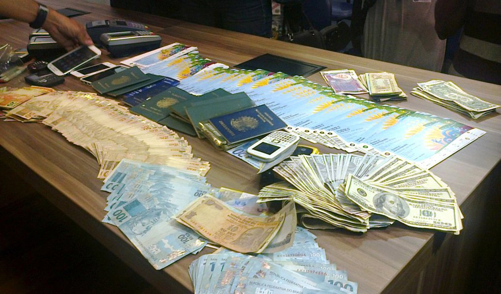 Policiais civis prenderam dois norte-americanos e uma italiana suspeitos de venda ilegal de ingressos para a Copa do Mundo; também foram apreendidos US$ 10 mil, 750 dólares australianos e 160 euros; segundo a Polícia Civil, a Justiça decretou a prisão preventiva dos três suspeitos, por cambismo (venda ilegal de ingressos) e formação de quadrilha
 