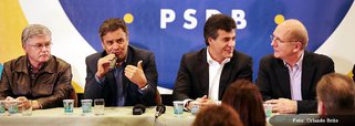 Senador participou de um encontro do PSDB nesta sexta-feira (27) em Curitiba, quando defendeu a criação da Rede Sustentabilidade, de Marina Silva; "acho que o Brasil merece ter uma alternativa como a Marina, como merece ter uma alternativa como o Eduardo, ou quantas outras possam surgir”,  disse; sobre as os resultados da pesquisa Ibope, disse que o dado mais importante é que 60% da população não quer votar na atual presidente; Aécio também criticou o governo federal por supostamente discriminar o Estado do Paraná, por ser governado por um tucano e voltou a defender a permanência do ex-governador José Serra no PSDB