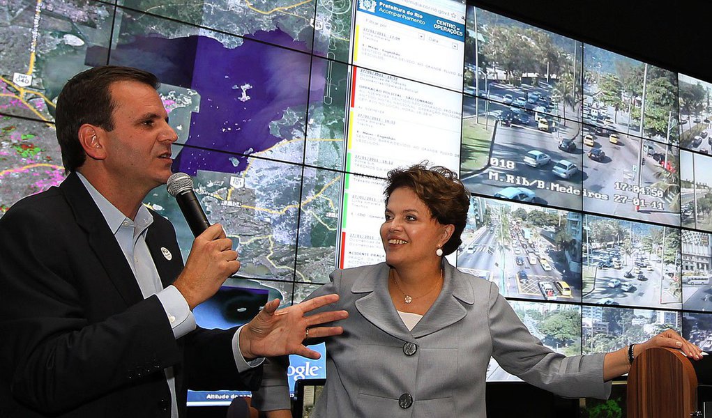 Governo quer convidar prefeitos peemedebistas que aderiram à chapa “Aezão”, em apoio às candidaturas do governador Luiz Fernando Pezão (PMDB) e do presidenciável Aécio Neves (PSDB-MG), para almoçar; sob a liderança do prefeito Eduardo Paes (PMDB), o PT tenta formar uma frente de prefeitos em apoio a presidente Dilma Rousseff; ele já reuniu os prefeitos de Duque de Caxias, Alexandre Cardoso (sem partido) e de Niterói, Rodrigo Neves (PT)