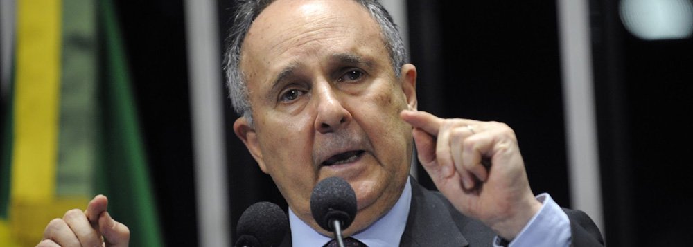 No Twitter, senador defende o programa Mais Médicos, mas alfineta: “Critico Dilma porque ficou quase três anos no governo sem usar esta solução para oferecer médicos aos pobres. Quantos morreram pela demora? Mas apoio ter feito”; senador pedetista também criticou a omissão dos governos FHC e Lula, que em 16 anos “deixaram tantas cidades sem médicos nem equipamentos”; e conclui: “Para doente rico, o melhor médico é o mais próximo. Depois, o mais próximo com equipamento de qualidade; depois, o estrangeiro em hospital nos EUA”