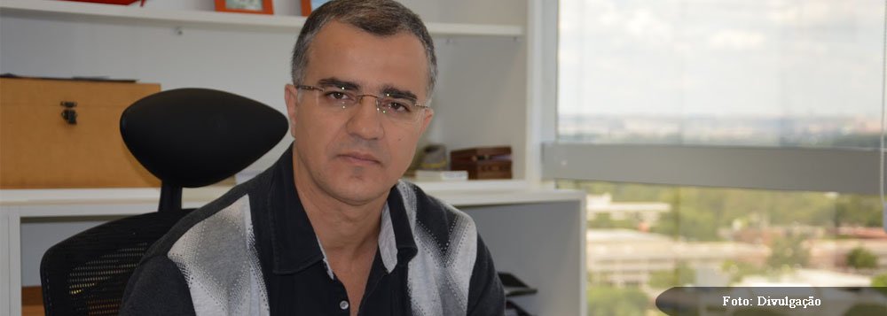 A aliança entre o governador de Pernambuco, Eduardo Campos (PSB), e a ex-senadora Marina Silva teria transformado o pior pesadelo do ex-presidente Luiz Inácio Lula da Silva em realidade, diz o jornalista Kennedy Alencar em seu blog; para ele, ao se filiar ao PSB, Marina "teria deixado claro que o inimigo é o petismo”