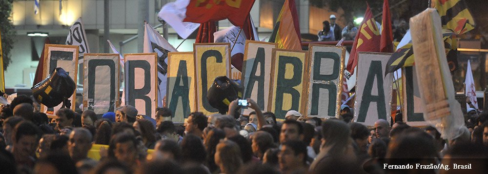 Rio de Janeiro - Passeata de professores grevistas contra as políticas educacionais do prefeito Eduardo Paes e do governador Sérgio Cabral termina em confronto com policiais militares quando manifestantes máscarados que apoiavam o protesto tentaram invadi