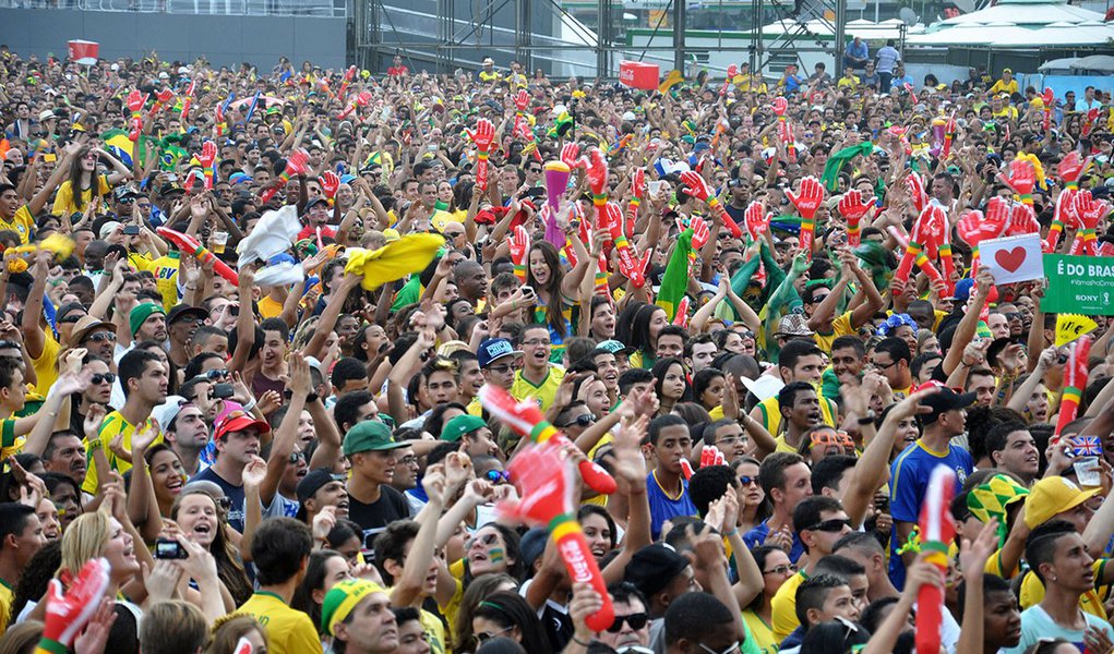 No Rio de Janeiro, uma arena lotada da Fifa Fan Fest assistiu com entusiasmo o Brasil se classificar para as oitavas de final em cima de Camarões; depois de atingir a lotação máxima de 20 mil pessoas, o espaço na Praia de Copacabana foi fechado para a entrada de torcedores antes do intervalo e mais de 15 mil pessoas assistiram ao jogo pelo segundo telão, colocado também na Praia da Copacabana, na altura da Rua Fernando Mendes, além de centenas que acompanhavam do calçadão