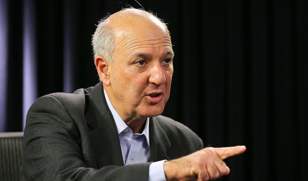 Quatro anos após a promulgação da Lei Complementar nº 135/2010, brilhante exemplo da mobilização popular, procedimentos excessivamente complexos, detalhes burocráticos e brechas dificultam o trabalho da Justiça Eleitoral e colocam em risco a credibilidade da lei que promete lavar a alma do eleitor brasileiro. Mesmo com a condenação em segunda instância, o réu do mensalão do DEM e candidato ao governo do DF leva à frente sua candidatura