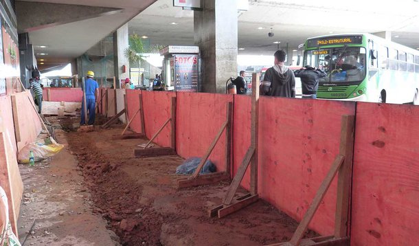 A reforma na Rodoviária do Plano Piloto continua e, além das escadas, que foram entregues no começo do ano, outra etapa, que teve investimento de R$ 8 milhões, está prevista para ser inaugurada até 20 de dezembro; intervenções, como as relacionadas à acessibilidade e à troca dos pisos, começarão no próximo ano