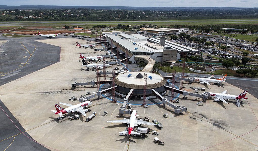 Com tendência de queda, Índice Nacional de Preços ao Consumidor Amplo – 15 (IPCA-15), que é a prévia da inflação oficial, registrado em janeiro deste ano é inferior ao observado nas prévias de dezembro (0,75%) e janeiro de 2013 (0,88%); queda da taxa em janeiro foi influenciada principalmente pelas despesas com transporte