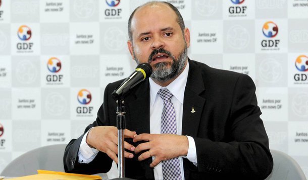 Entre os quatro exonerados por suposto envolvimento em esquema de concessão irregular de alvarás estão os administradores de Taguatinga e Águas Claras; "Eles já foram exonerados, e se a participação dessas pessoas nos fatos for de maior gravidade, essa exoneração pode ser convertida em destituição de cargo", explicou o secretário de Transparência, Mauro Noleto