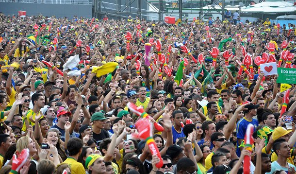 No Rio de Janeiro, uma arena lotada da Fifa Fan Fest assistiu com entusiasmo o Brasil se classificar para as oitavas de final em cima de Camarões; depois de atingir a lotação máxima de 20 mil pessoas, o espaço na Praia de Copacabana foi fechado para a entrada de torcedores antes do intervalo e mais de 15 mil pessoas assistiram ao jogo pelo segundo telão, colocado também na Praia da Copacabana, na altura da Rua Fernando Mendes, além de centenas que acompanhavam do calçadão