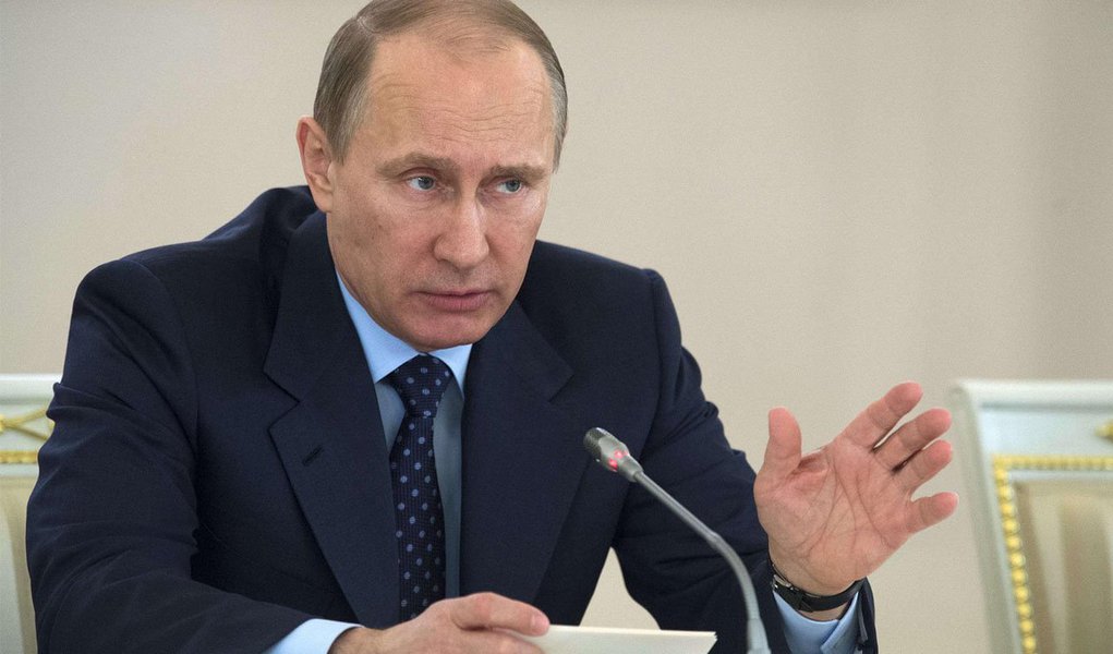 Presidente da Rússia, Vladimir Putin, estará no Brasil na próxima semana para participar da reunião de Cúpula do Brics; ele considera o Brasil "um candidato digno e forte" para ocupar um assento permanente do Conselho de Segurança da Organização das Nações Unidas (ONU); "Estou convencido de que esse país potente, crescendo de forma dinâmica, é destinado a desempenhar um papel importante na nova ordem mundial policêntrica que está em formação", disse Putin; reunião da Cúpula do Brics ocorre na próxima terça-feira, 15, em Fortaleza