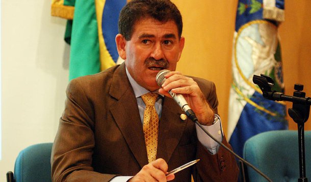 Na tentativa de fugir de dois homens armados que tentaram invadir sua propriedade, na Zona Rural de Rio Bonito, a pouco mais de 70 km da cidade do Rio, o presidente da Alerj, deputado Paulo Melo (PMDB), feriu o pé, e teve de ser submetido a uma cirurgia ortopédica de emergência no Hospital Darcy Vargas, na cidade onde mora o parlamentar; a assessoria do parlamentar disse que Melo foi transferido para o Hospital Copa D'Or, em Copacabana, Zona Sul da capital fluminense; dois PMs que faziam a segurança do peemedebista foram baleados, e estão em observação