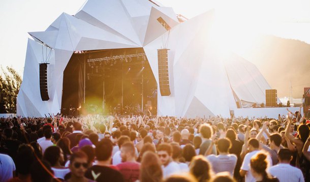 A Polícia Civil do Estado do Rio registrou 300 boletins de ocorrências nos três primeiros dias do Rock In Rio 2013; de acordo com o balanço dos policiais, foram registrados 254 furtos, dez roubos e nove extravios de documentos; além disso, seis pessoas foram autuadas por lesão corporal e quatro por desacato à autoridade