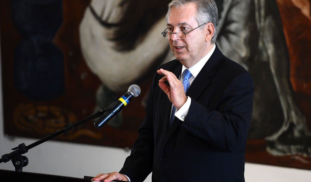 Novo ministro das Relações Exteriores abriu agenda a embaixadores aposentados para sugestões e quer diplomacia focada em questões sociais, na defesa dos direitos humanos e do desenvolvimento sustentável. Ele determinou ainda ser previamente advertido sobre temas que serão abordados em reuniões. Sua missão é reconquistar credibilidade do Itamaraty após fuga de senador boliviano