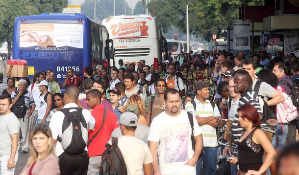 As empresas de ônibus do Rio que tiveram 467 coletivos depredados durante a greve dos motoristas informou que vão processar criminalmente os líderes do movimento, que durou 24 horas; representantes das empresas vão entrar com queixa-crime nesta sexta-feira na Polícia Civil pedindo processo criminal e, logo a seguir, em processo cívil, vão pedir o ressarcimento dos prejuízos, que chegaram a R$ 250 milhões
 