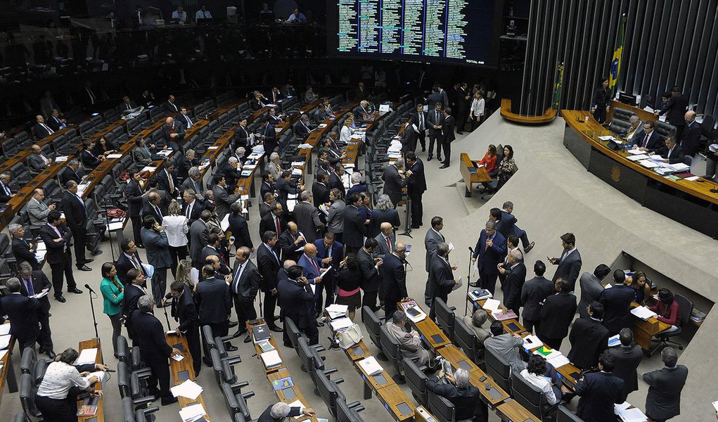 Texto, que vence no dia 2 de junho, segue agora para o Senado; votação faz parte de um esforço da Câmara para evitar que a pauta da Casa seja trancada pela medida; MP também previa a prorrogação por mais dez anos das isenções tributárias das áreas de livre comércio de Tabatinga (AM), de Boa Vista (RR) e de Bonfim (RR), a primeira até 2024 e as outras até 2026