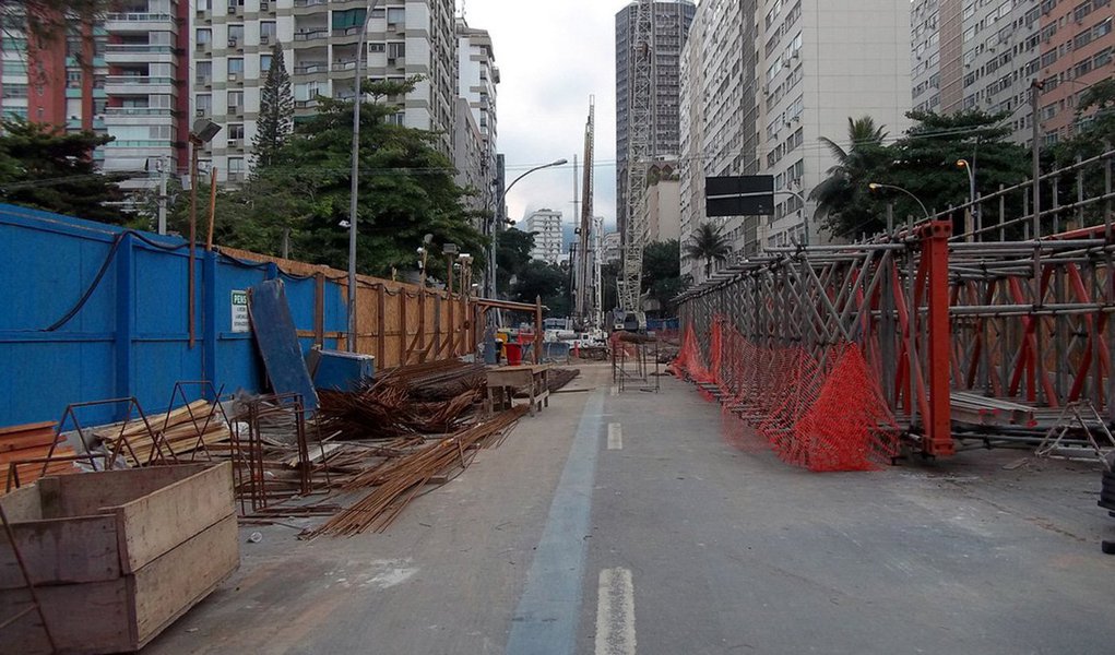 Os moradores de Ipanema, zona sul do Rio, continuam reclamando do barulho e dos tremores causados pelas obras da Linha 4 do metrô, que vai ligar a Barra da Tijuca, na zona oeste, a Ipanema, na zona sul; os residentes na Rua Barão da Torre penduraram faixas e cartazes nas sacadas dos prédios para protestar contra os transtornos causados pelas obras e demonstrar a preocupação pela falta de informação do Consórcio Metrô Linha 4 Sul