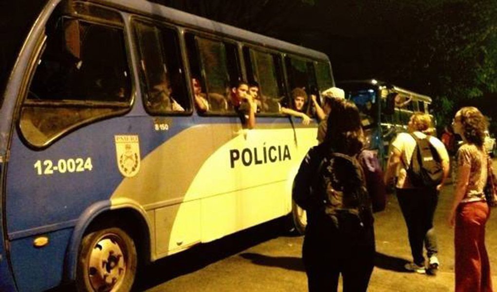 Eles foram presos na última terça-feira (15), durante os protestos que ocorreram após a passeata dos professores na Cinelândia; maior parte foi detida quando estava sentada nas escadarias da Câmara Municipal, colocada em três ônibus, levada para delegacias de polícia e posteriormente encaminhada para cadeias públicas