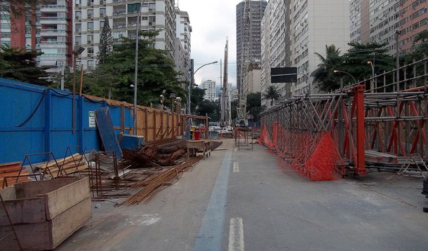 Os moradores de Ipanema, zona sul do Rio, continuam reclamando do barulho e dos tremores causados pelas obras da Linha 4 do metrô, que vai ligar a Barra da Tijuca, na zona oeste, a Ipanema, na zona sul; os residentes na Rua Barão da Torre penduraram faixas e cartazes nas sacadas dos prédios para protestar contra os transtornos causados pelas obras e demonstrar a preocupação pela falta de informação do Consórcio Metrô Linha 4 Sul