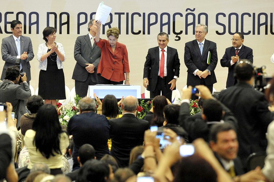 Em cerimônia de lançamento da Política Nacional de Participação Social, em Brasília, a presidente Dilma Rousseff cobrou mais participação popular para que a reforma política avance; "Não haverá reforma política se não tiver nesse processo participação social. Não haverá", ressaltou; decreto assinado hoje visa fortalecer os mecanismos e as instâncias democráticas de diálogo entre Estado e sociedade e inclui o marco regulatório sobre a contratação de ONGs; Dilma rebateu críticas sobre a relação do governo com as organizações e defendeu:  "vamos garantir mais transparência e mais segurança"