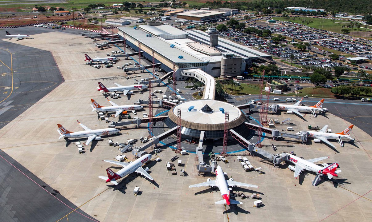 A Infraero divulgou, hoje (24), o balanço da situação dos aeroportos no país; na véspera do Natal houve 1.470 voos decolando em território nacional. Desse total, 70 estão atrasados e 50 cancelados; o aeroporto de Brasília contabilizou, até as 17h, 13 voos atrasados, o que significa o maior numero de atrasos do país; Brasília também foi responsável pelo maior numero de cancelamentos: dez voos cancelados até o momento