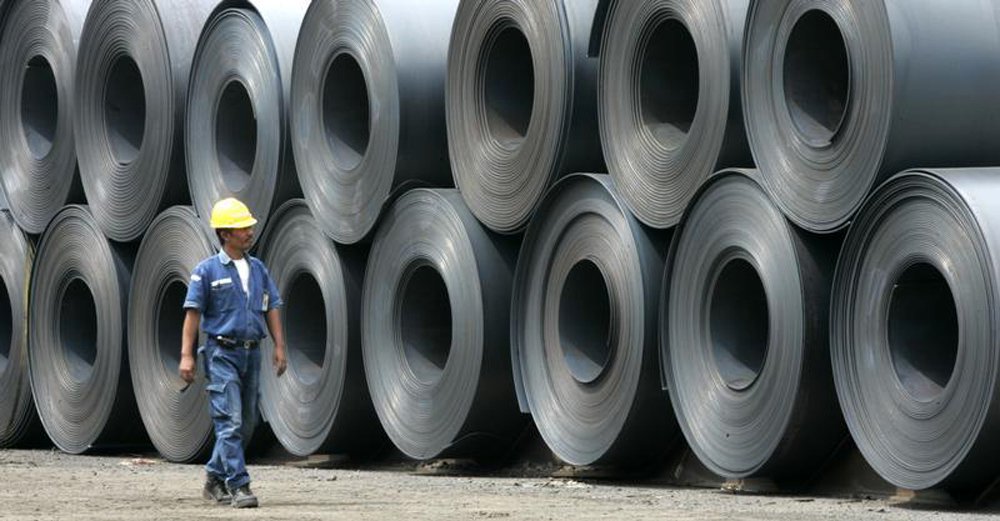 Um trabalhador passa por laminados de aço na siderúrgica de Krakatau, em Cilegon, Indonésia. A Câmara de Comércio Exterior (Camex) negou o pedido de suspensão de direito antidumping aplicado às importações de produtos laminados planos de aços inoxidáveis,