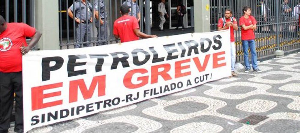 Na madrugada, os petroleiros que embarcariam na P-55, plataforma recém-construída que entraria em produção neste final de semana na Bacia de Campos, aderiram à greve e não embarcaram; o Sindicato dos Petroleiros do Norte Fluminense informou também que os trabalhadores da plataforma de Garoupa (PGP-1), que estavam na escala de embarque de sexta (18) à noite, também aderiram ao movimento; eles reivindicam reajuste salarial