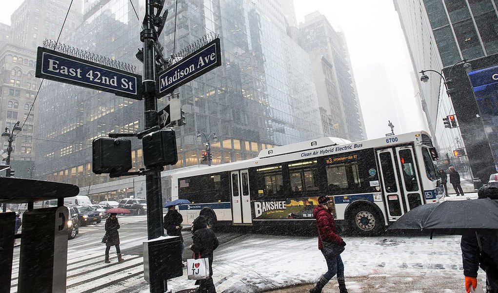 Depois da Tempestade Hércules, no início do ano, cidades como Nova York e Washington viveram nessa terça-feira um dia de neve intensa, que deixou milhares de trabalhadores e estudantes em casa e provocou um caos nos transportes públicos; mais de 3 mil voos foram cancelados e cerca de 6 mil registraram atrasos
