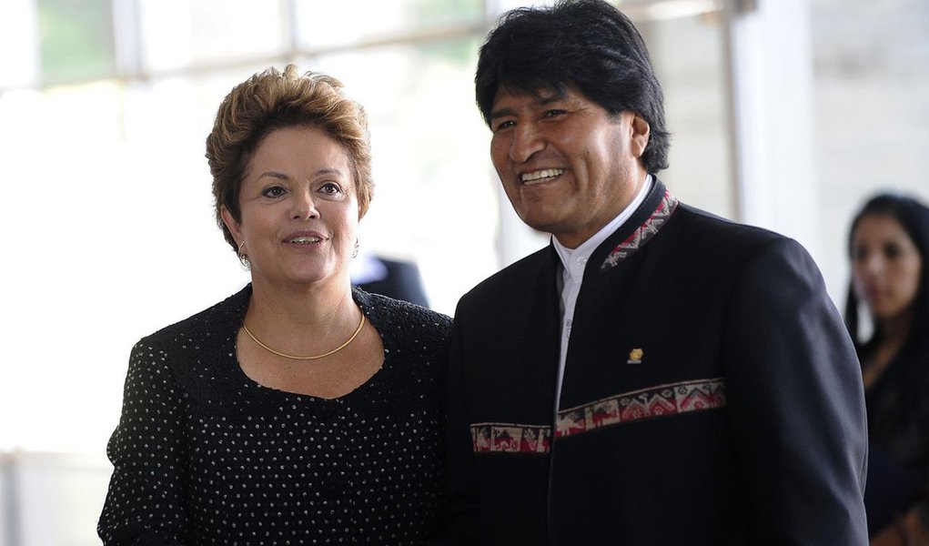 Diálogo entre a presidente da República e o presidente da Bolívia, Evo Morales, deve ocorrer entre esta terça-feira e quarta, segundo uma fonte da Reuters; senador boliviano foi retirado da embaixada brasileira em La Paz sem salvo-conduto e com a ajuda de um diplomata brasileiro