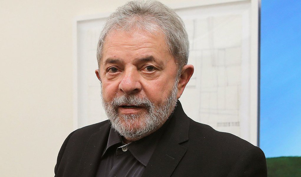 Ex-presidente Luiz Inácio Lula da Silva afirmou nesta quinta (5), durante palestra num hotel em Porto Alegre, que a inflação no país "está agora um pouquinho alta" e que precisa "tomar remédio logo"; ele minimizou críticas feitas à atual condução da política econômica pelo governo da presidente Dilma Rousseff (PT) e ressaltou que a alta de preços tem se mantido dentro da meta durante os governos petistas; Lula também afirmou que um crescimento econômico mais expressivo não é possível "todo o santo ano"
