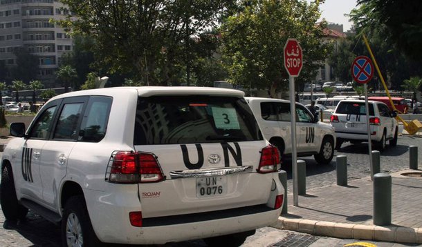 "O que vimos na semana passada na Síria deveria chocar a consciência do mundo", disse o secretário norte-americano de Estado, John Kerry; "deixem-me ser claro: a matança indiscriminada de civis, a morte de mulheres, crianças e transeuntes inocentes por armas químicas é uma obscenidade moral", afirmou em coletiva nesta segunda-feira; veículos da ONU transportaram equipe de especialistas em armas químicas da organização para cena de atentado com gás venenoso, em Damasco