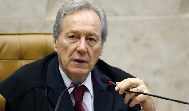 Dos 11 ministros do Supremo Tribunal Federal, apenas Ricardo Lewandowski, revisor da Ação Penal 470, teve a coragem de gritar em alto e bom som: José Genoino é inocente! Em seu voto durante o julgamento, o ministro afirmou que acusações do Ministério Público contra o então presidente do PT na época do esquema chamado de 'mensalão' são "abstratas e impessoais", além de atribuir-lhe, "de modo artificial e forçado", a condição de membro de uma quadrilha; leia trecho de sua exposição na plenário da corte e entenda o porquê da inocência de Genoino