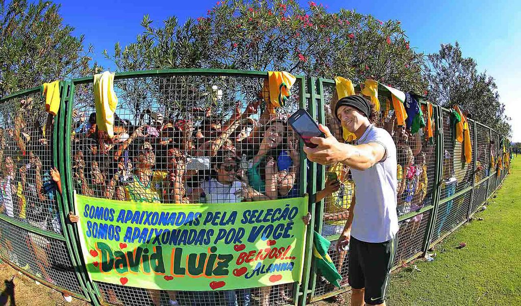 Brasilienses e turistas que estão na capital federal para a Copa tiveram a oportunidade única de ver a Seleção Brasileira bem de pertinho, neste domingo (22); ônibus com a delegação do Brasil deixou o hotel rumo ao estádio Mané Garrincha, para um reconhecimento de campo; na saída do hotel, cerca de 2 mil torcedores se emocionaram e gritaram palavras de apoio ao time