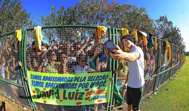 Brasilienses e turistas que estão na capital federal para a Copa tiveram a oportunidade única de ver a Seleção Brasileira bem de pertinho, neste domingo (22); ônibus com a delegação do Brasil deixou o hotel rumo ao estádio Mané Garrincha, para um reconhecimento de campo; na saída do hotel, cerca de 2 mil torcedores se emocionaram e gritaram palavras de apoio ao time