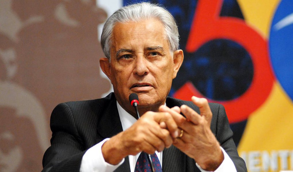 Com resultado de pesquisa que lhe dá 30% da preferência do eleitorado e com a expectativa de escapar da Lei da Ficha Limpa em processo que responde no STJ, ex-governador quer entrar na disputa pelo PRTB, de Luiz Estevão; em 2007, quando era senador pelo PMDB, Roriz teve o seu mandato cassado por improbidade administrativa