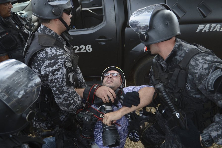 Nota do Sindicato dos Jornalistas Profissionais do Distrito Federal destacou o fato de que "vários profissionais da mídia que estão na cobertura dos protestos do Dia da Independência terem sido agredidos pela força policial" e lamentou que "o governo coloque a polícia para atuar dessa forma truculenta"; fotógrafo Ueslei Marcelino, da Agência Reuters, foi mordido por um cachorro da Polícia Militar