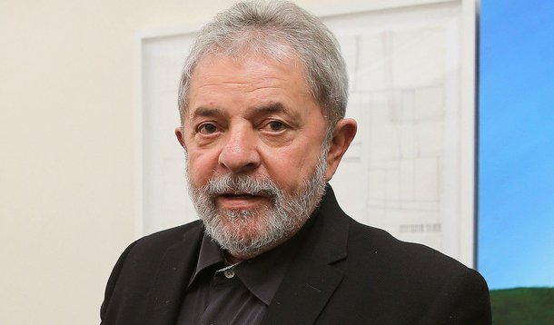 Ex-presidente Luiz Inácio Lula da Silva afirmou nesta quinta (5), durante palestra num hotel em Porto Alegre, que a inflação no país "está agora um pouquinho alta" e que precisa "tomar remédio logo"; ele minimizou críticas feitas à atual condução da política econômica pelo governo da presidente Dilma Rousseff (PT) e ressaltou que a alta de preços tem se mantido dentro da meta durante os governos petistas; Lula também afirmou que um crescimento econômico mais expressivo não é possível "todo o santo ano"