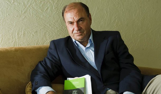 Ex-prefeito lembra que decisão da Justiça do Rio de cassação de seus direitos "é em primeira instância"; perfil do ex-secretário de Justiça Paulo Saboya, morto em 2009, é citado; condenação se deu por contratação dele por 27 vezes como advogado pelo então prefeito Cesar Maia