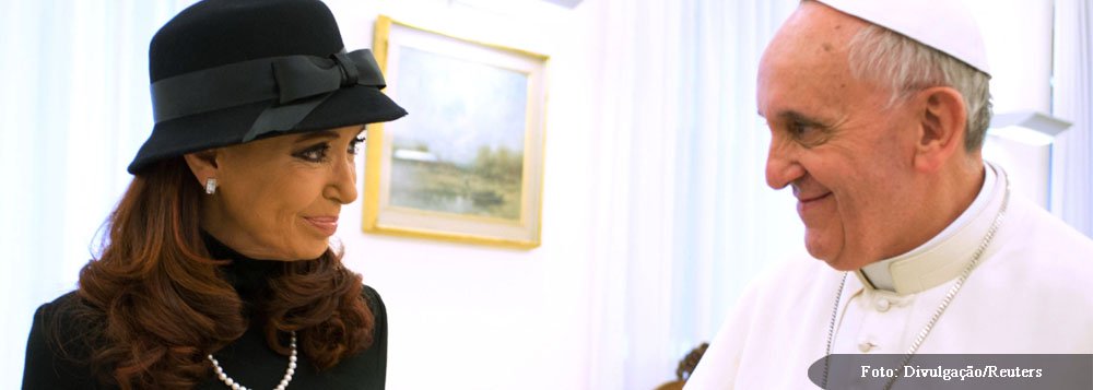 Presidente da Argentina "passou muito bem a noite e continua animada", informou o porta-voz presidencial Alfredo Scoccimaro; boletim médico informou que o estado de saúde de Cristina Kirchner "evolui favoravelmente, sem complicações"; papa Francisco disse que está rezando por ela e por sua rápida recuperação