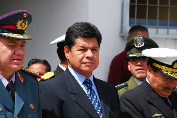 Ministro da Defesa, Ruben Saavedra, disse que espera resolver o impasse com o Brasil por meio da diplomacia; governo boliviano deve pedir a extradição do senador Roger Pinto Molina, que responde a 20 processos no país, incluindo acusações de narcotráfico e corrupção; ele fugiu ao Brasil com a ajuda de um diplomata e do senador Ricardo Ferraço (PMDB-ES)
